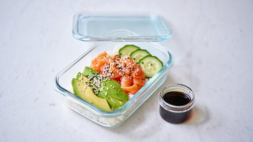 Bowl-riz-froid-saumon-marine-et-avocat